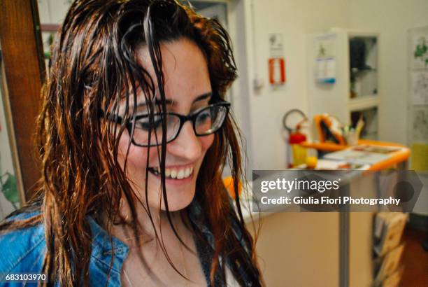 young woman with wet hair - empapado fotografías e imágenes de stock