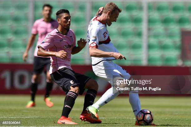 Luca Rigoni of Genoa is challenged by Gennaro Ruggiero of Palermo during the Serie A match between US Citta di Palermo and Genoa CFC at Stadio Renzo...