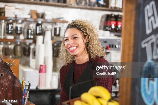 junge frau arbeitet die registrierkasse im coffee shop - black woman on cash register stock-fotos und bilder