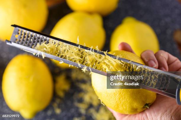 cáscara de limón - cáscara del cítrico fotografías e imágenes de stock