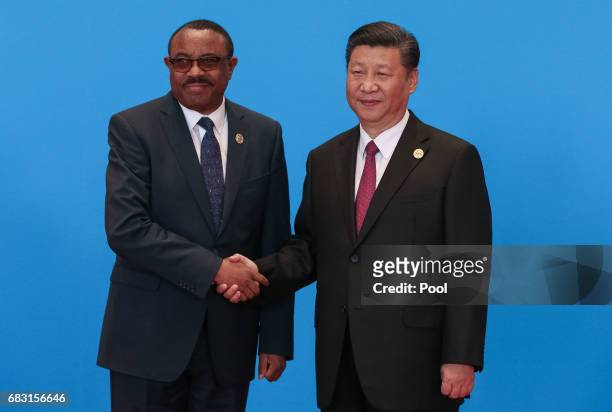 Chinese President Xi Jinping shakes hands with Ethiopian Prime Minister Hailemariam Desalegn as they attend the welcome ceremony at Yanqi Lake during...