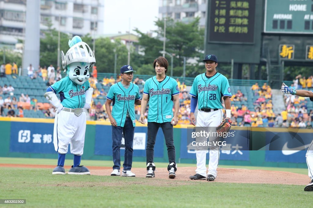 Jerry Yan Kicks Off For Pro Baseball Game In Taipei