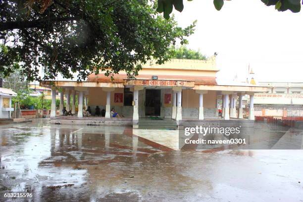 bhalka teertha tempel tijdens regen in somnath, gujarat, india - mahabharat stockfoto's en -beelden