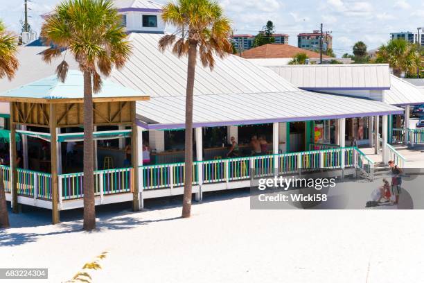 playa bar y restaurante en la playa de arena blanca de clearwater florida - clearwater beach fotografías e imágenes de stock