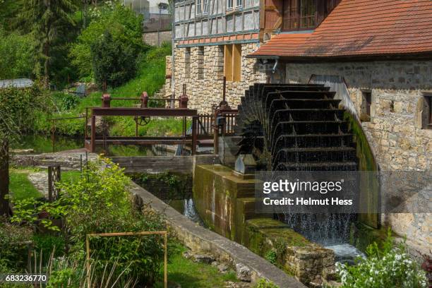 old watermill in buchfart, thuringia - wasserrad stock-fotos und bilder