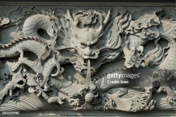 detail of chinese dragon statue with sunlight - dragão chinês imagens e fotografias de stock