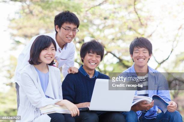 los estudiantes estudiando - only japanese fotografías e imágenes de stock