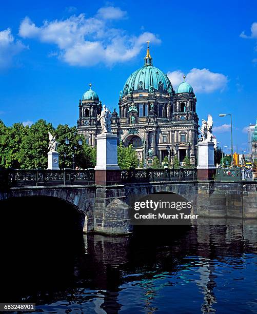 schlossbrucke bridge and berlin cathedral - pont du château photos et images de collection