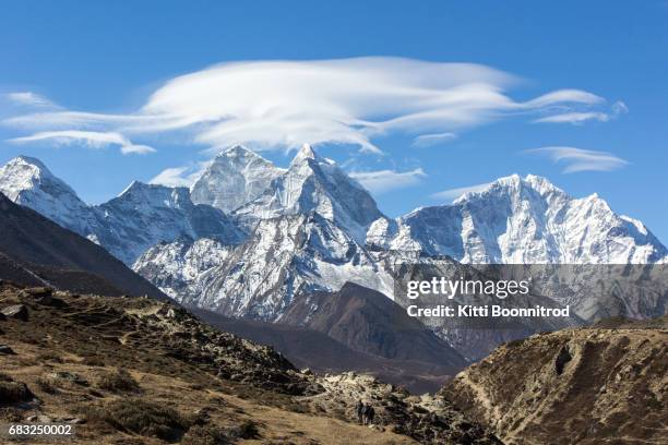 view of himalayan range from periche village, nepal - sagarmatha national park stockfoto's en -beelden