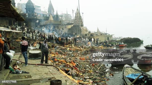 manikarnika 卡德-瓦拉納西，印度的印度教葬禮火葬地點 - ganges river dead bodies 個照片及圖片檔