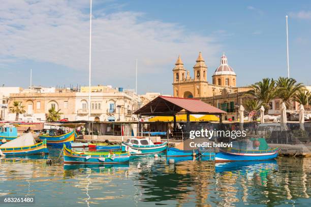 boten in haven marsaxlokk, malta - marsaxlokk stockfoto's en -beelden