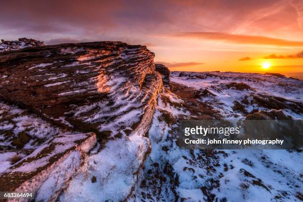 winter sunrise on kinda scout in the english peak district. uk. - mam tor stock-fotos und bilder