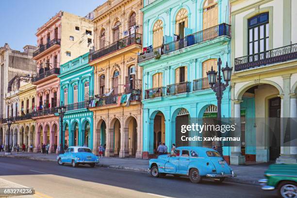 vintage taxis on street against historic buildings - cubano imagens e fotografias de stock
