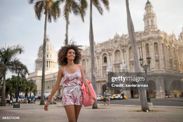 glücklich schöne frau zu fuß in die stadt - v cuba stock-fotos und bilder