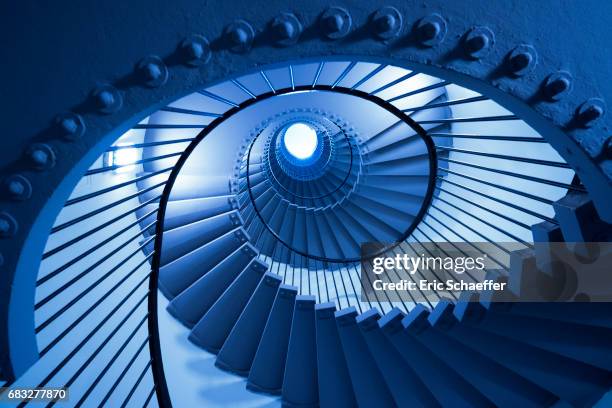 structure bleue - escalier photos et images de collection