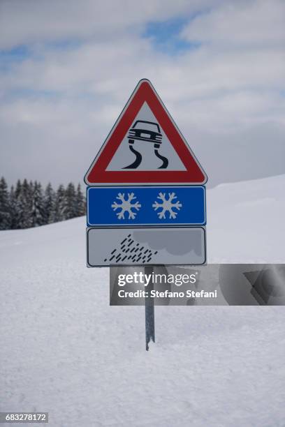 italy, dolomiti, passo rolle, segnale di pericolo - pericolo stock pictures, royalty-free photos & images