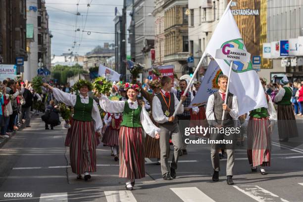 parade von festival-teilnehmer - cityfolk festival 2015 stock-fotos und bilder