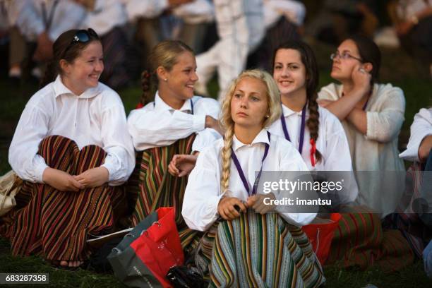 festival canción letones de la juventud y de la danza - latvian blonde festival fotografías e imágenes de stock