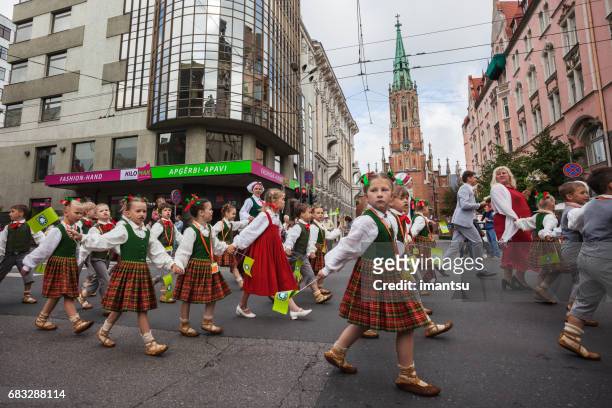 desfile de participantes festival - bandera de letonia fotografías e imágenes de stock