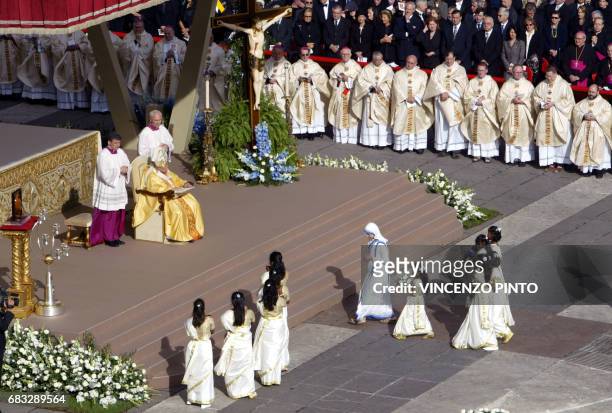 Nun of the Missionaries of Charity and young Indian girls walk up to Pope John Paul II 19 October 2003 on St Peter Square at the Vatican during the...