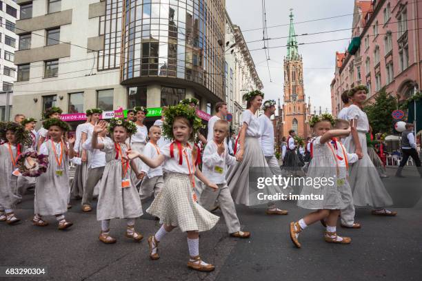 desfile de participantes festival - bandera de letonia fotografías e imágenes de stock