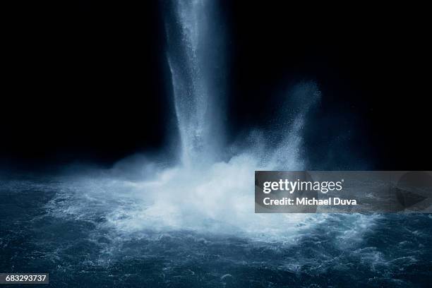 refreshing waterfall splashing a fine mist w trees - queda de água imagens e fotografias de stock