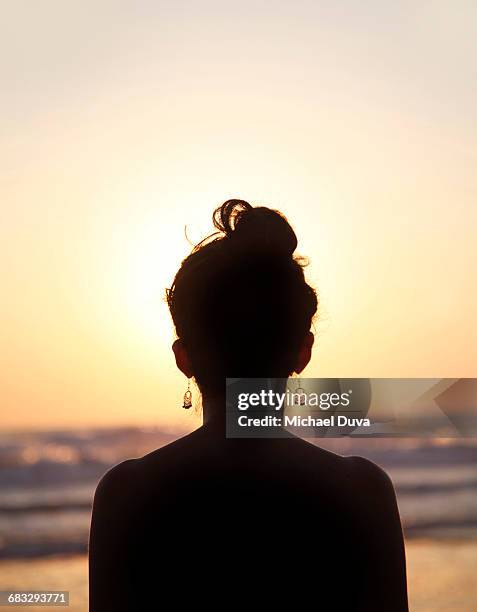 woman meditating at sunset with earrings. - playa tamarindo - fotografias e filmes do acervo