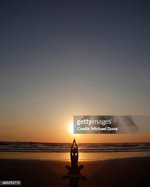 woman in yoga pose on beach at sunset - playa tamarindo - fotografias e filmes do acervo