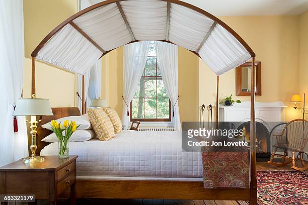 canopied bed in inn - ビクトリア様式 部屋 ストックフォトと画像