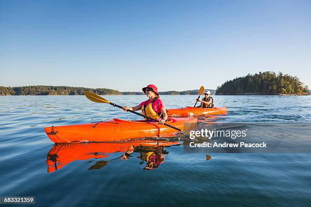 kayaking san juan islands - teenagers boat stock-fotos und bilder