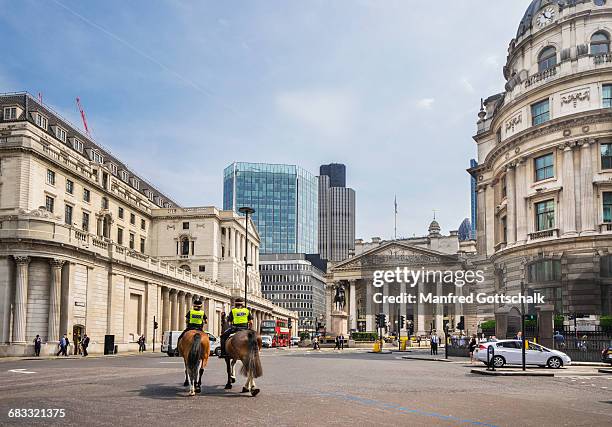 mounted police in the city of london - metropolitan police bildbanksfoton och bilder