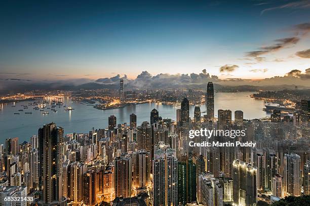 hong kong skyline at sunrise - dämmerung stadt stock-fotos und bilder