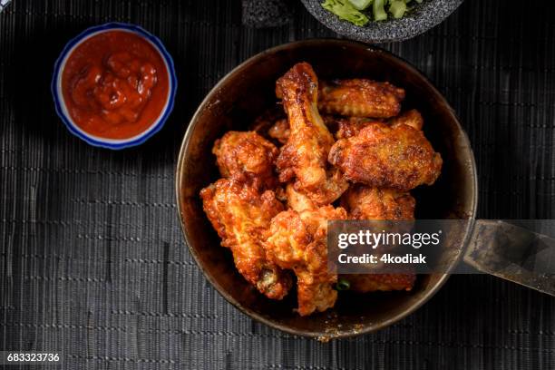 ali di pollo caldo - ali di pollo fritte alla buffalo foto e immagini stock