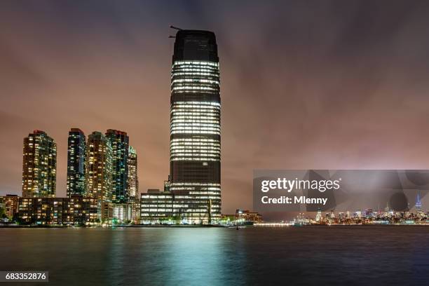 jersey city wolkenkratzer-skyline bei nacht new york - liberty state park stock-fotos und bilder