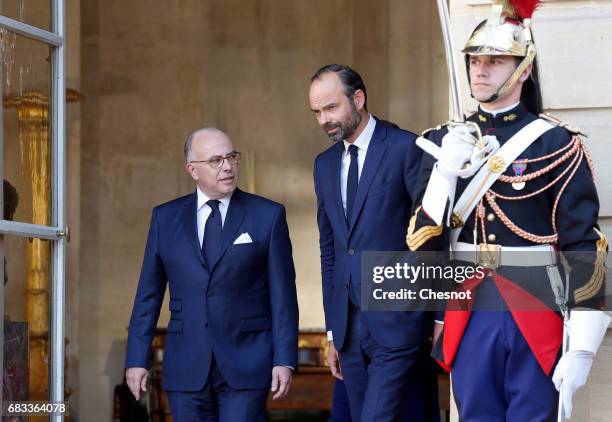 France's newly appointed Prime minister Minister Edouard Philippe escorts France's outgoing Prime minister Bernard Cazeneuve out of the ÇÊHotel...