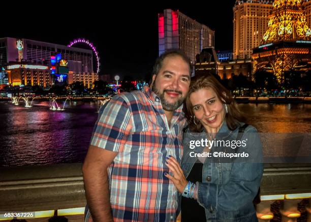 a couple posing in front of las vegas strip - vegas fountain stock pictures, royalty-free photos & images