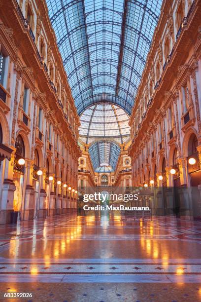 galleria vittorio emanuele ii milaan, italië - milaan stockfoto's en -beelden