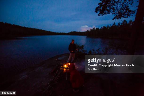 campfire in nordmarka, oslo, norway - fuego al aire libre fotografías e imágenes de stock