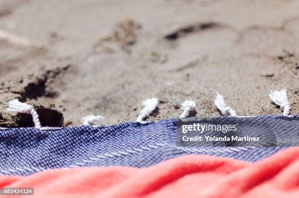 towel on the sand of the beach - fleco stock-fotos und bilder