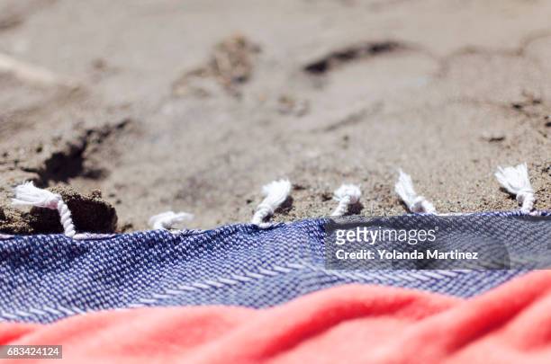 towel on the sand of the beach - relajación photos et images de collection