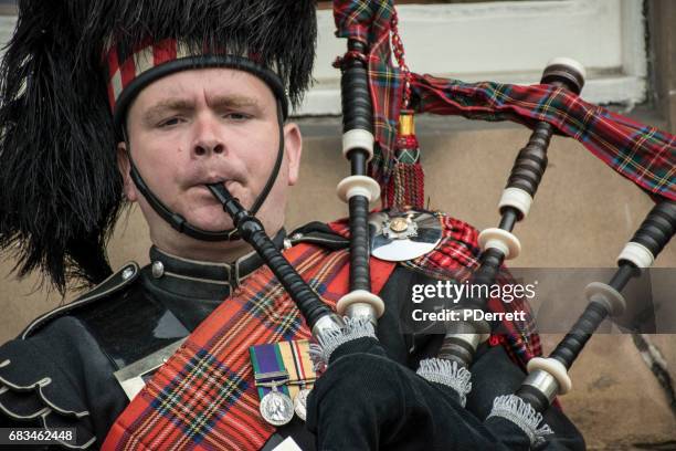 dudelsack-spieler in der straße in edinburgh - bagpipes stock-fotos und bilder