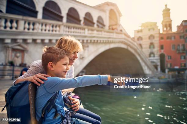 madre e figlio visitano venezia, italia - rialto bridge foto e immagini stock