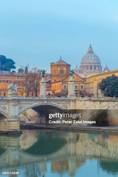 rome cityscape with the vittorio emanuele ii bridge and the dome of st. peter's basilica in the background - vaticaanstad staat stockfoto's en -beelden