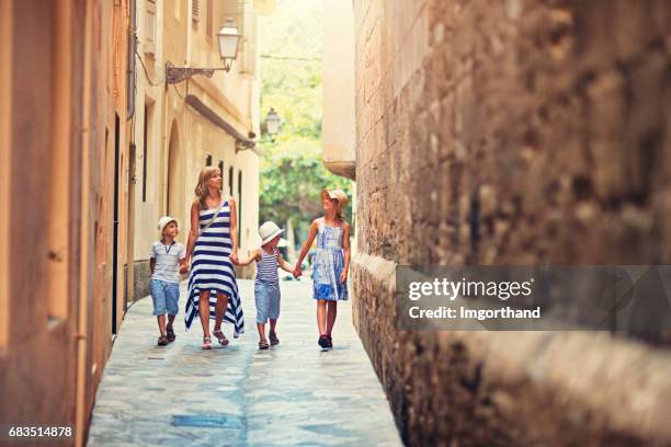 familie lopen smalle straat van palma de mallorca, spanje - palma maiorca stockfoto's en -beelden