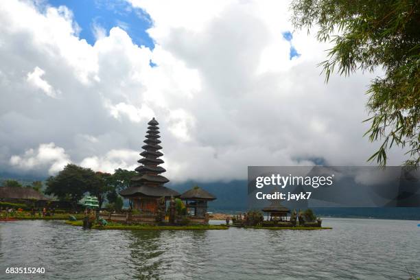 pura ulun danu bratan temple - jayk7 bali temple stock-fotos und bilder