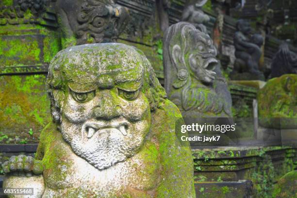 bali sculptures - jayk7 bali temple stock-fotos und bilder