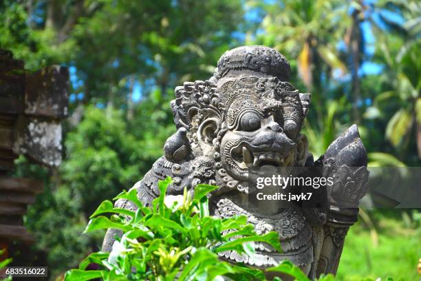 sculptures in tirta empul temple - jayk7 bali temple imagens e fotografias de stock