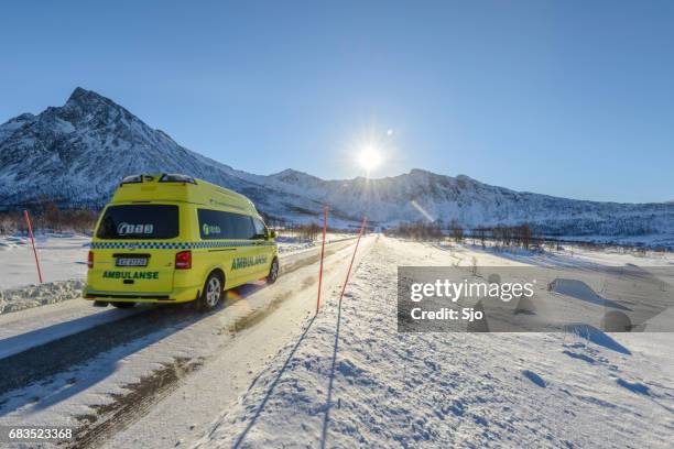 ambulance rijden in een winterlandschap in norther noorwegen - norwegian culture stockfoto's en -beelden