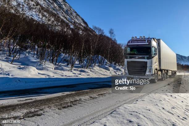ノルウェー北部の冬の風景でボルボ fh 540 貨物トラック - ボルボ ストックフォトと画像