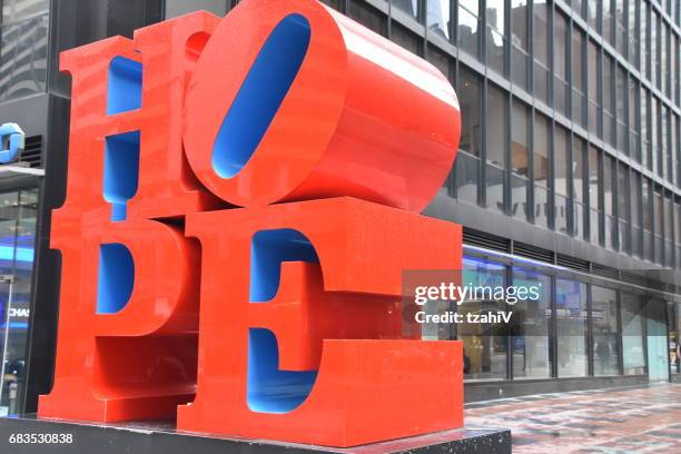 pop-art sculptuur "de hoop" in nyc - art of the vintage selfie stockfoto's en -beelden